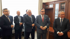 Podpisanie umów na wymianę akceleratora i zakup karetek dla województwa śląskiego /fot. B. Szwedowski/
