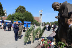Wicewojewoda Robert Magdziarz składa wieniec pod pomnikiem na Jasnej Górze/fot. A. Księżnik