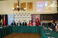 Uroczystość podpisania umów na realizację inwestycji w ramach rządowych programów w Tarnowskich Górach /fot. A. Księżnik/