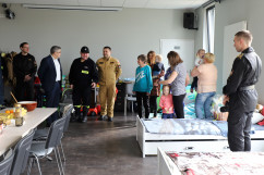 Wizyta Wojewody Śląskiego w siedzibie OSP Rybnik-Kamień - spotkanie z uchodźcami /fot. A. Księżnik/
