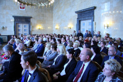 Galeria zdjęć z uroczystości wręczenia nauczycielom medali Komisji Edukacji Narodowej oraz nagród Ministra Edukacji Narodowej i Śląskiego Kuratora Oświaty, z udziałem wicewojewody Mariusza Trepki.