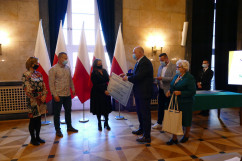 Wręczenie nagród laureatom konkursu dla organizacji pozarządowych pod hasłem „Rodzina jest najważniejsza” - wręczenie nagród lauretom /fot. B. Szwedowski/