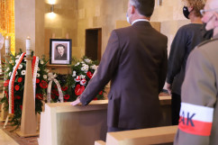 Uroczystości pogrzebowe śp. żołnierzy Franciszka Skrobola oraz Józefa Wawrzyńczyka - zdjęcie śp. Józefa Wawrzyńczyka, wieńce /fot. A. Księżnik/