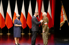 Prezydent RP Andrzej Duda wręcza odznaczenie podczas obchodów 41. rocznicy zawarcia Porozumienia Katowickiego/fot. B. Szwedowski