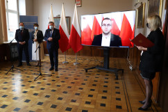  „Strategii RP na rzecz Młodego Pokolenia” - uczestnicy konferencji - pełnomocnik rządu ds. polityki młodzieżowej P. Mazurek na ekranie, senator R. Majer, wicewojewoda śląski R. Magdziarz, śląski kurator oświaty U. Bauer, rzecznik prasowy wojewody A. Kucharzewska/fot. A. Księżnik/