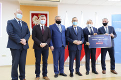 Uroczystość wręczenia symbolicznych promes w ramach RFRD/fot. K. Szczepanek/ - zdjęcie uczestników uroczystości podczas wręczenia symbolicznej promesy Burmistrzowi Miasta Żywca Antoniemu Szlagor.