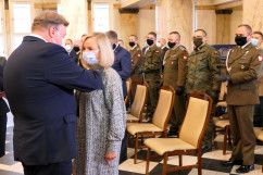 Uroczystość wręczenia odznaczeń państwowych - wręczenie odznaczenia przez Wicewojewodę Śląskiego /fot. B. Półrolnik/