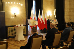 Mariusz Siembiga zastępca dyrektora NBP w Katowicach prezentuje banknot./fot. A. Herz/