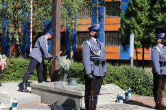 Policjant zapala „Znicz Pamięci” na Grobie Policjanta Polskiego/fot. I. Matuszewska