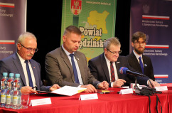 Galeria zdjęć z uroczystości podpisania umowy o współprowadzenie Teatru Dzieci Zagłębia oraz wizyty wicepremiera Glińskiego w ŚUW /fot. A. Karendał/