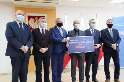 Uroczystość wręczenia symbolicznych promes w ramach RFRD/fot. K. Szczepanek/ - zdjęcie uczestników uroczystości podczas wręczenia symbolicznej promesy Staroście powiatu Cieszyńskiego.