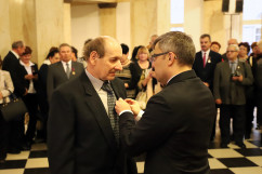 Galeria zdjęć z uroczystości wręczenia odznaczeń państwowych, która odbyła się w westybulu Urzędu /fot. A. Karendał/