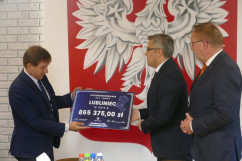 Galeria zdjęć z uroczystego przekazania czeków na realizację inwestycji drogowych w ramach Funduszu Dróg Samorządowych/fot. ŚUW