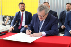 Obchody Narodowego Dnia Powstań Śląskich - wicepremier Piotr Gliński podpisuje akt erekcyjny i wmurowania kamienia węgielnego pod budowę Akademickiej Strefy Sztuki Scenicznej Akademii Muzycznej w Katowicach /fot. ŚUW/
