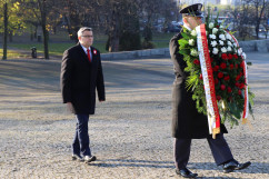 Złożenie wieńca od Prezesa Rady Ministrów pod Pomnikiem Powstańców Śląskich /fot. A. Księżnik/
