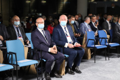Wicewojewoda śląski zasiada w pierwszym rzędzie podczas wydarzenia./ fot. A. Herz/