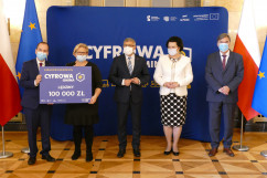 Minister Adam Andruszkiewicz wręcza symboliczny czek w ramach programu 