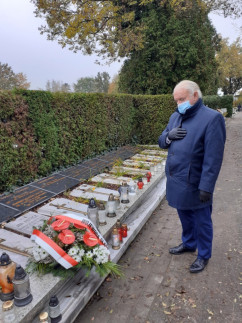 Odwiedziny cmentarzy i mogił w województwie śląskim z okazji Wszystkich Świętych /fot. ŚUW/
