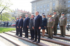 Wspólnie świętujemy Dzień Flagi Rzeczypospolitej Polskiej - uczestnicy uroczystości na placu Chrobrego /fot. K.Szczepanek/