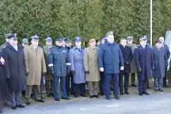 Uczestnicy uroczystości stoją przed pomnikiem Gloria Victis/fot. I. Matuszewska