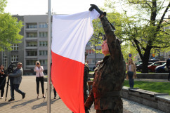 Wspólnie świętujemy Dzień Flagi Rzeczypospolitej Polskiej - podniesienie na maszt flagi Rzeczypospolitej Polskiej /fot. K.Szczepanek/