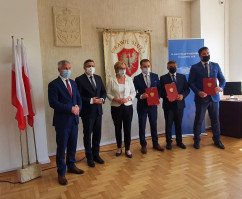 Podpisanie umów z samorządami w powiecie myszkowskim na dofinansowania na drogi oraz przewozy autobusowe 