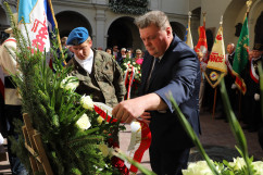 Wicewojewoda Robert Magdziarz składa wieniec pod pomnikiem na Jasnej Górze/fot. A. Księżnik