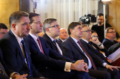 Galeria zdjęć z prezentacji Programu dla Śląska  oraz podpisania umowy w ramach programu Mieszkanie Plus w Śląskim Urzędzie Wojewódzkim /fot. A. Karendał/