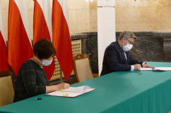 Wojewoda śląski podpisuje umowę na środki dla gminy Ogrodzieniec./fot. B. Szwedowski/