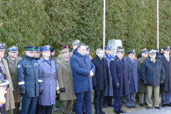 Uczestnicy uroczystości stoją przed pomnikiem Gloria Victis/fot. I. Matuszewska