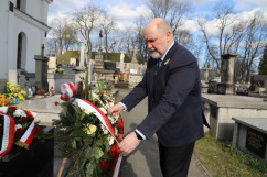 Uroczyste obchody 12. rocznicy katastrofy smoleńskiej - I wicewojewoda śląski Jan Chrząszcz składa wieniec przed grobem śp. Grzegorza Dolniaka /fot. K.Szczepanek/