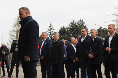 Wizyta Prezydenta RP w kopalni Pniówek - Prezydent RP przed transparentem 