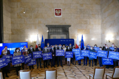 Zdjęcie grupowe wszystkich uczestników uroczystego wręczenia symbolicznych czeków w ramach programu 