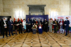 Ogłoszenie wyników konkursu na najaktywniejszego seniora i najaktywniejszą seniorkę w województwie - wspólne zdjęcie uczestników uroczystości /fot. A. Księżnik/