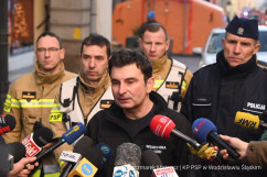 Wojewoda Marek Wójcik udziela wywiadu mediom// Fot. st.ogn. Michał Fielek KP PSP w Cieszynie, asp. Damian Golański KW PSP Katowice, asp. Mateusz Kaczmarek  KP PSP w Wodzisławiu Śląskim/