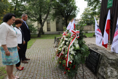 Zdjęcie z wizyty minister rodziny i polityki społecznej Marleny Maląg w województwie śląskim. Minister Maląg wraz z delegacją składa kwiaty pod tablicą pamiątkową w przededniu 41. rocznicy Pierwszego Strajku na Górnym Śląsku w tarnogórskim Fazosie/fot. ŚUW