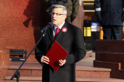 Uroczysty apel z okazji Narodowego Święta Niepodległości - przemówienie Wojewody Śląskiego /fot. A. Księżnik/