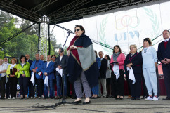 X Olimpiada Sportowa Uniwersytetów Trzeciego Wieku i Organizacji Senioralnych z udziałem wiceminister Elżbiety Bojanowskiej i wojewody Jarosława Wieczorka.