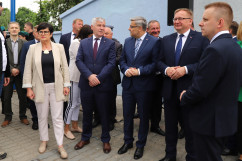 Odsłonięcie muralu kapitana Kurpińskiego w Myszkowie - uczestnicy wydarzenia /fot. A. Księżnik/