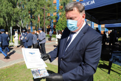 Wicewojewoda śląski Robert Magdziarz prezentuje okolicznościowy numizmat/fot. I. Matuszewska
