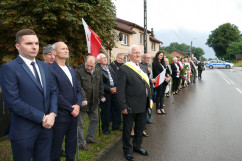 Obchody 75. rocznicy śmierci kpt. Stanisława Lisieckiego „Jaguara” - uczestnicy uroczystości pod pomnikiem /fot. A. Księżnik/