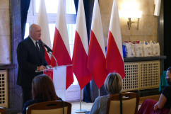 Wręczenie nagród laureatom konkursu dla organizacji pozarządowych pod hasłem „Rodzina jest najważniejsza” - przemówienie Wicewojewody Śląskiego /fot. B. Szwedowski/