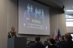 Obchody z okazji 100. rocznicy utworzenia Policji Województwa Śląskiego i przyłączenia części Górnego Śląska do Polski - przemówienie uczestnika wydarzenia /fot. B. Szwedowski/