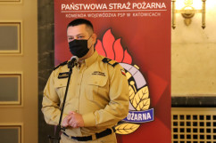 Briefing prasowy dotyczący przejmęcia numeru alarmowego 998 przez numer alarmowy 112 - śląski komendant wojewódzki PSP J. Kleszczewski przemawia /fot. A. Księżnik/
