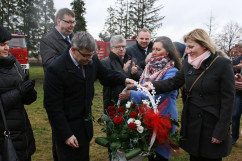 Zdjęcia z uroczystości zakończenia budowy kolejnego etapu wodociągu dla gminy Koniecpol z udziałem wojewody Jarosława Wieczorka i wicewojewody Mariusza Trepki.
