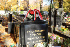 Złożenie zniczy na grobach na cmentarzu przy ul. Francuskiej w Katowicach - grób śp. Wojciecha Korfantego /fot. A. Księżnik/