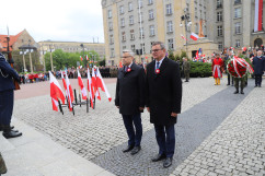 Delegacja składa wieniec pod pomnikiem Wojciecha Korfantego/foto: ŚUW