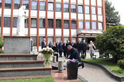 Wizyta Prezydenta RP w kopalni Pniówek - Prezydent składa znicz pod figurą św. Barbary /fot. A. Księżnik/