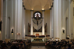 Obchody 231. rocznicy uchwalenia Konstytucji 3 maja -  uczestnicy mszy św. w Archikatedrze Chrystusa Króla w Katowicach /fot. ŚUW/