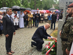 Galeria zdjęć z odsłonięcia w Bielsku-Białej pomnika ofiar rzezi wołyńskiej  w ramach obchodów 75. rocznicy „Krwawej niedzieli